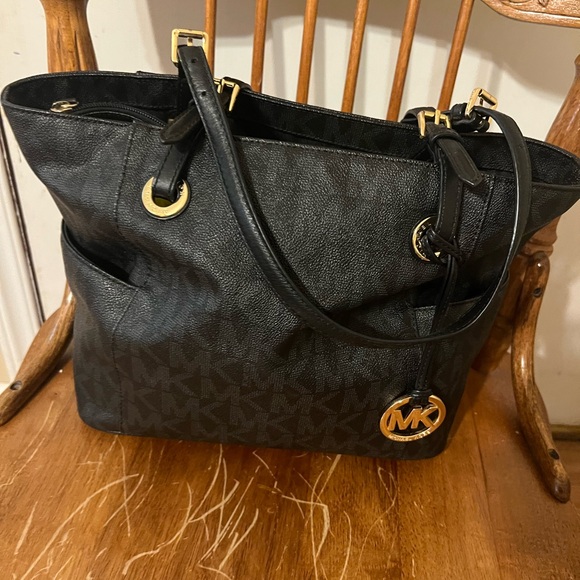 Black and brown Micheal Kors purse! Both exactly the same! - Picture 8 of 11